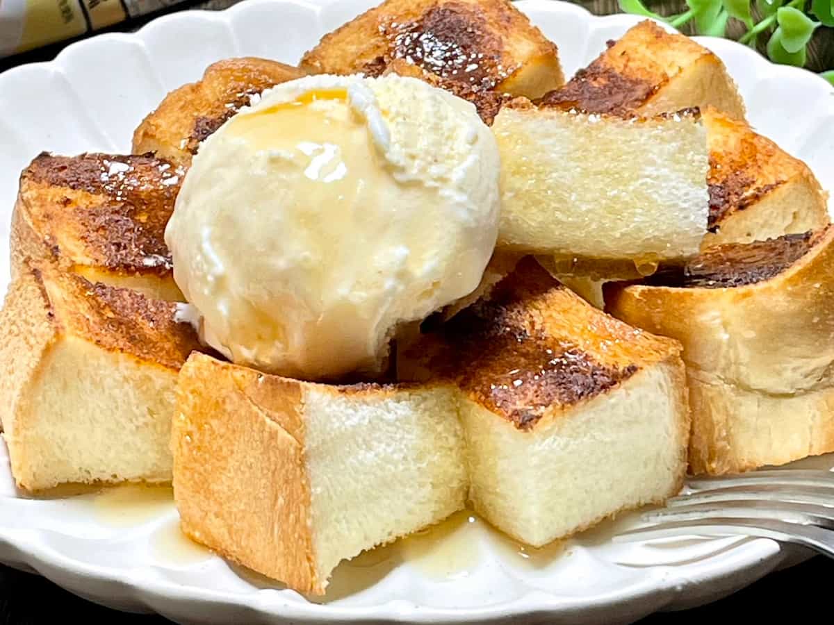 クワトロフォルマッジ風ハニートーストバニラアイスのせ
