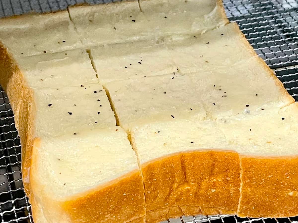 クワトロフォルマッジ風ハニートーストバニラアイスのせ