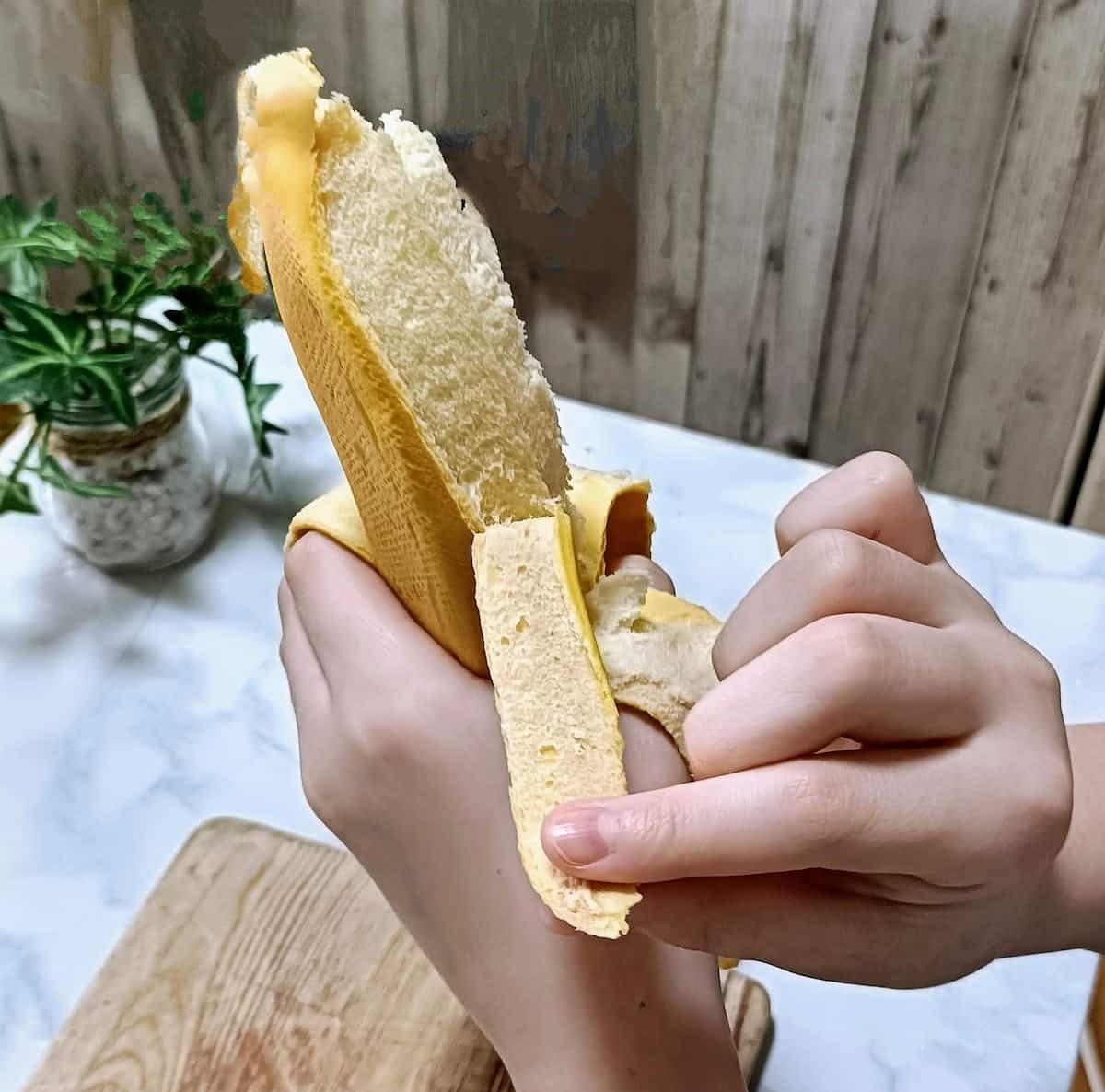 まるで本物？皮も食べられる？話題のドンキ「剥けるバナナパン」を実食！