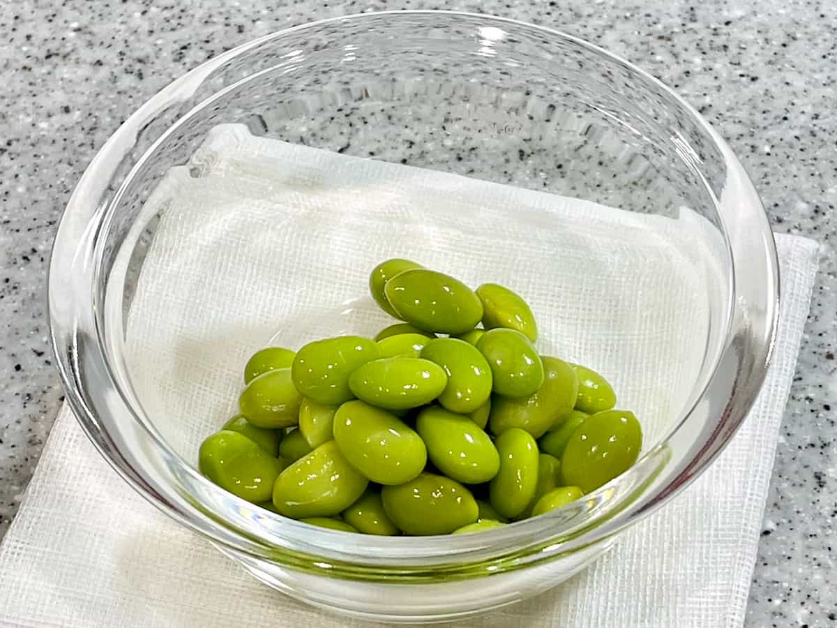 枝豆のワンタン皮巻き スイチリソース添え