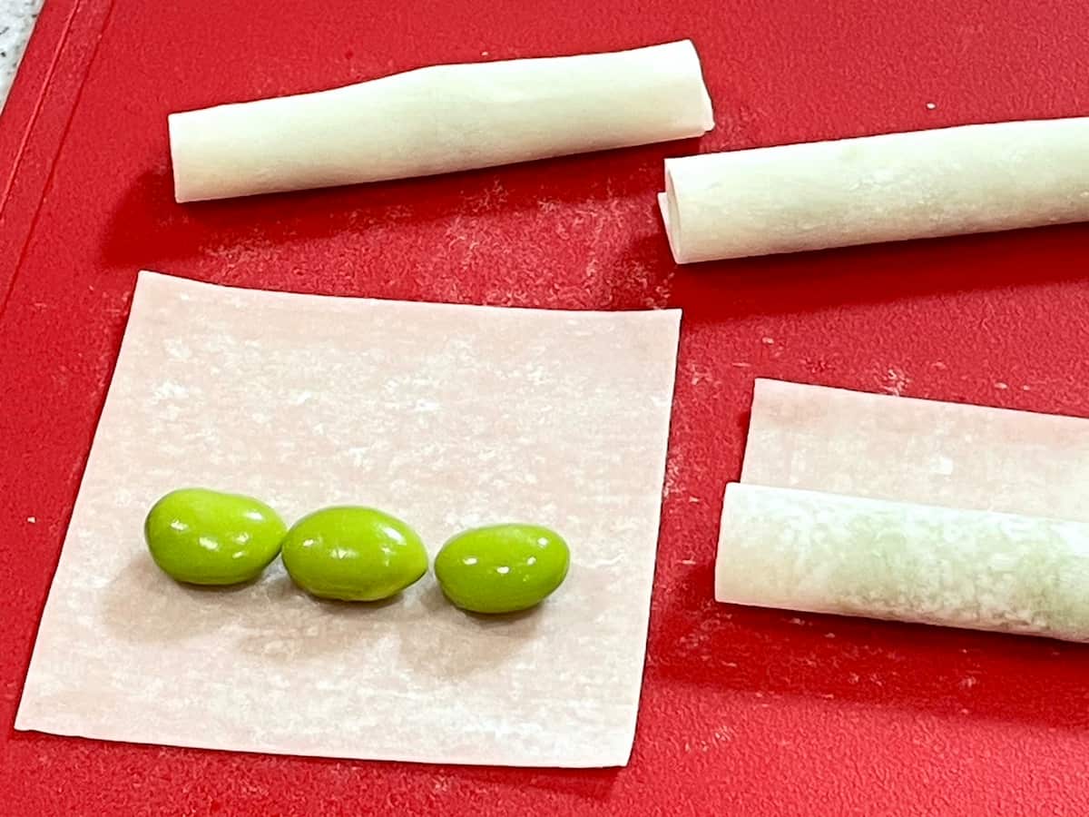 枝豆のワンタン皮巻き スイチリソース添え