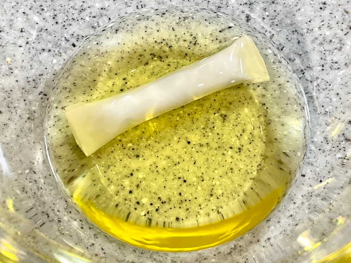 枝豆のワンタン皮巻き スイチリソース添え