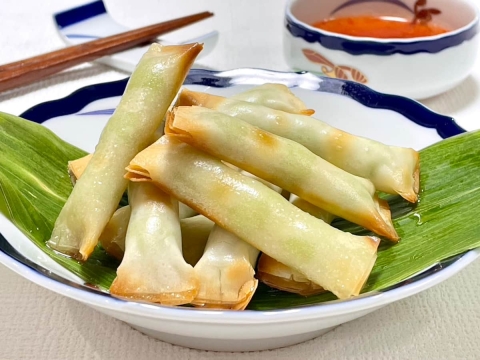 揚げずにカリッ♪巻いて焼くだけの「枝豆ワンタン」が止まらないおいしさ
