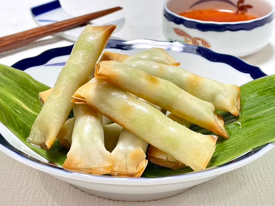 揚げずにカリッ♪巻いて焼くだけの「枝豆ワンタン」が止まらないおいしさ