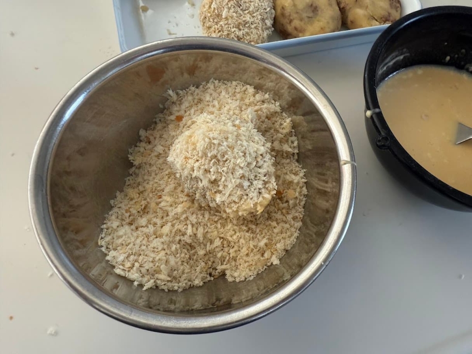 パン粉越しに触る