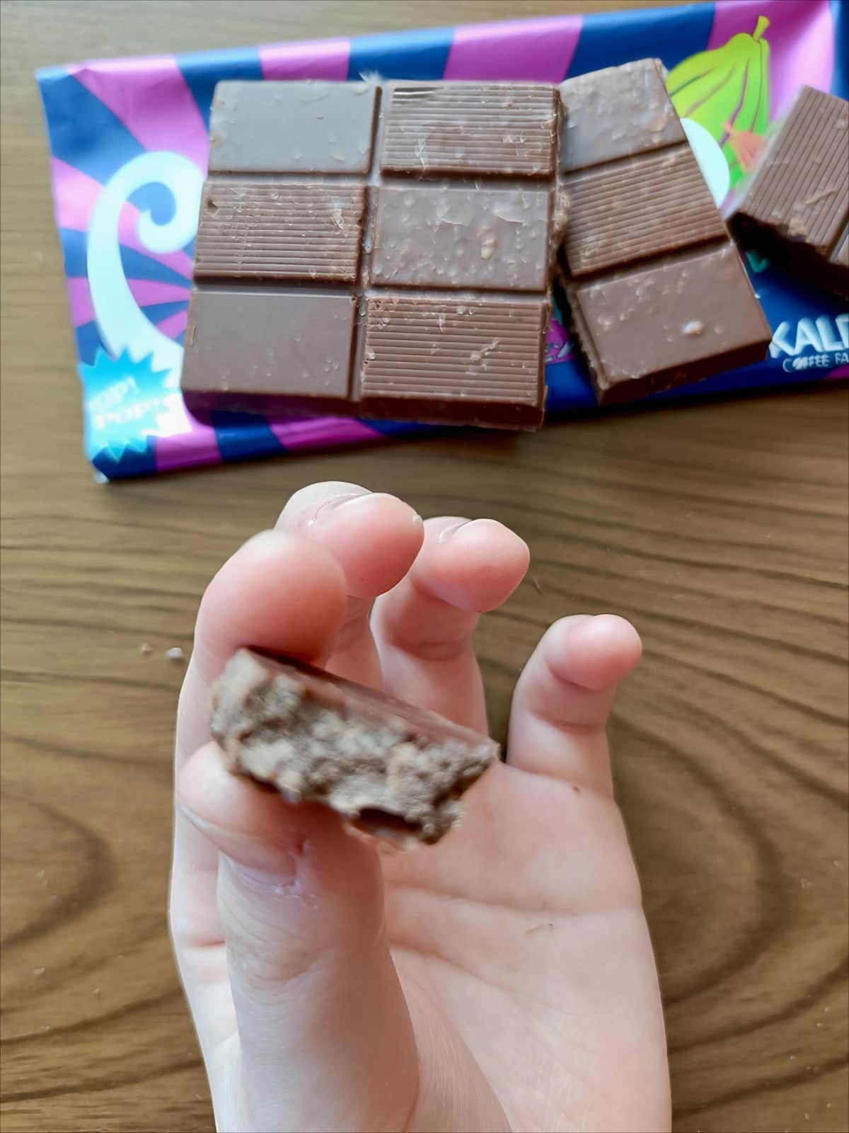 カルディ「ポップポッピングキャンディチョコレート」