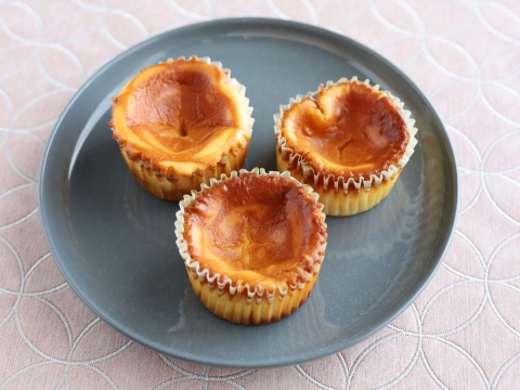 混ぜて焼くだけ！ホットケーキミックスで作る「簡単カラメルチーズケーキ」レシピ