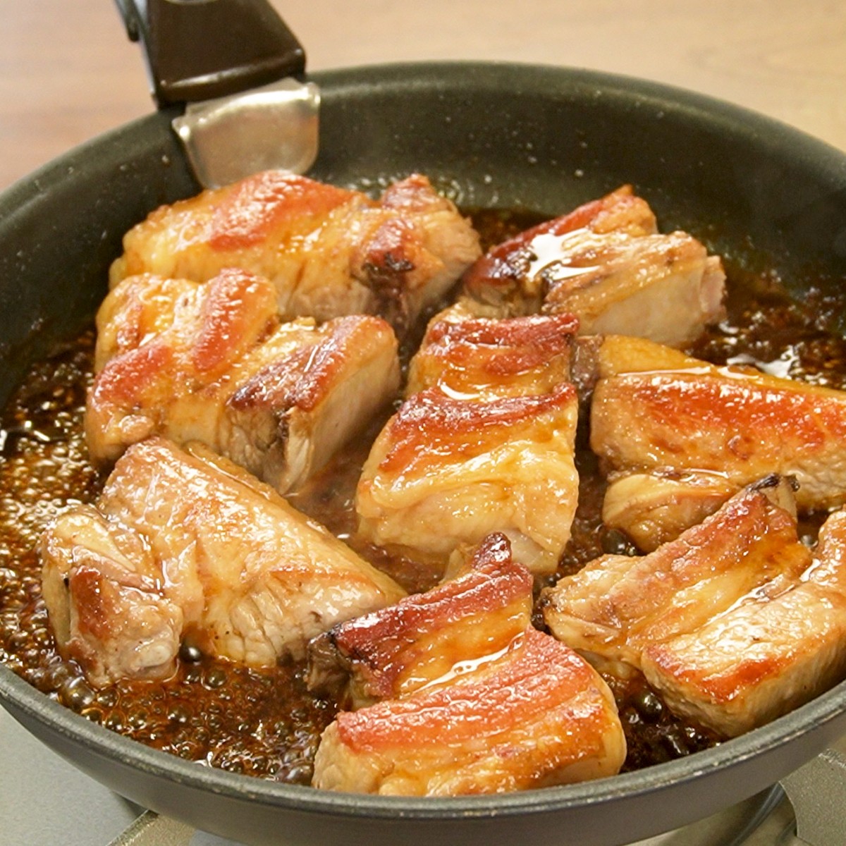 フライパンで焼いている火の本豚スペアリブ