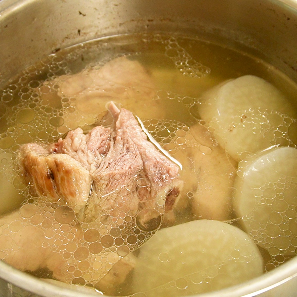 お鍋で煮込んでいる火の本豚スペアリブ