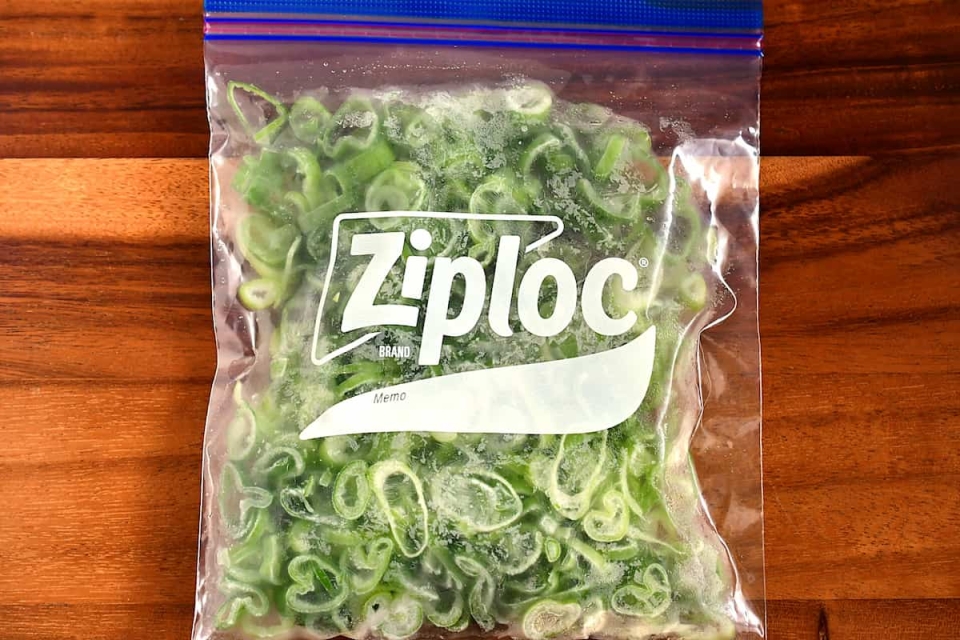 「長ねぎの青い部分」は刻んで「冷凍保存」が◎無駄なし＆時短に♪