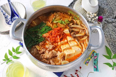 キムチの素いらず！辛すぎないまろやか「みそ豚キムチーズ鍋」が冬に最高♪