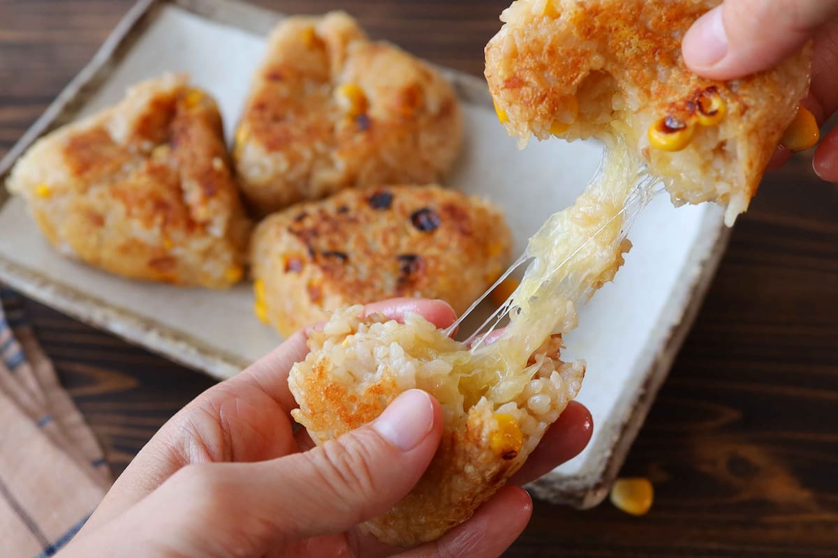 「ツナコーン入りチーズ焼きおにぎり」レシピ