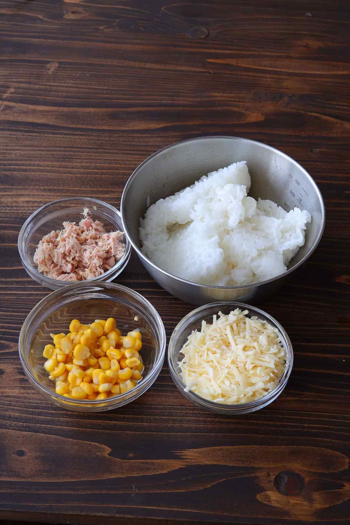 「ツナコーン入りチーズ焼きおにぎり」レシピ