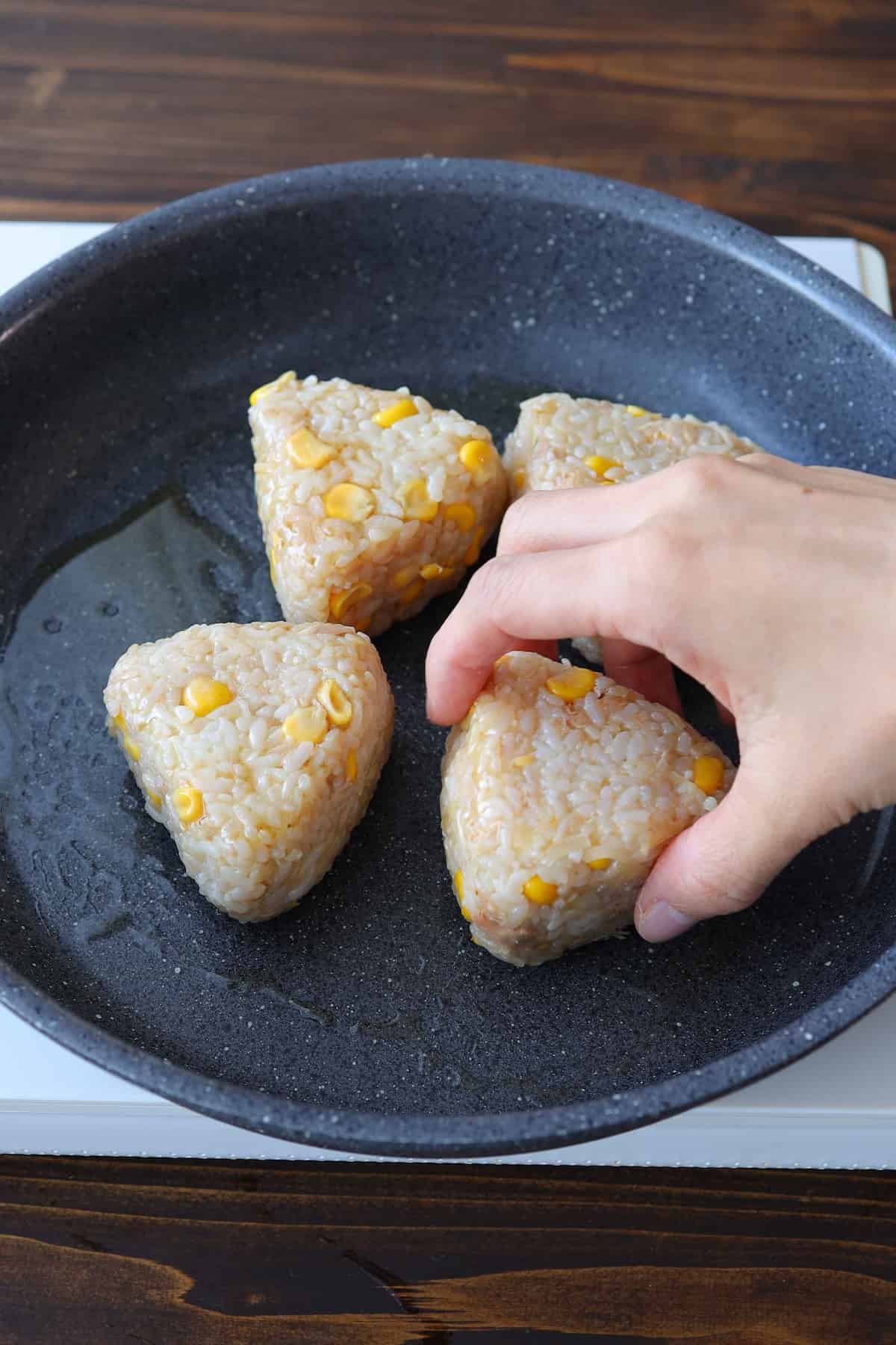 「ツナコーン入りチーズ焼きおにぎり」レシピ