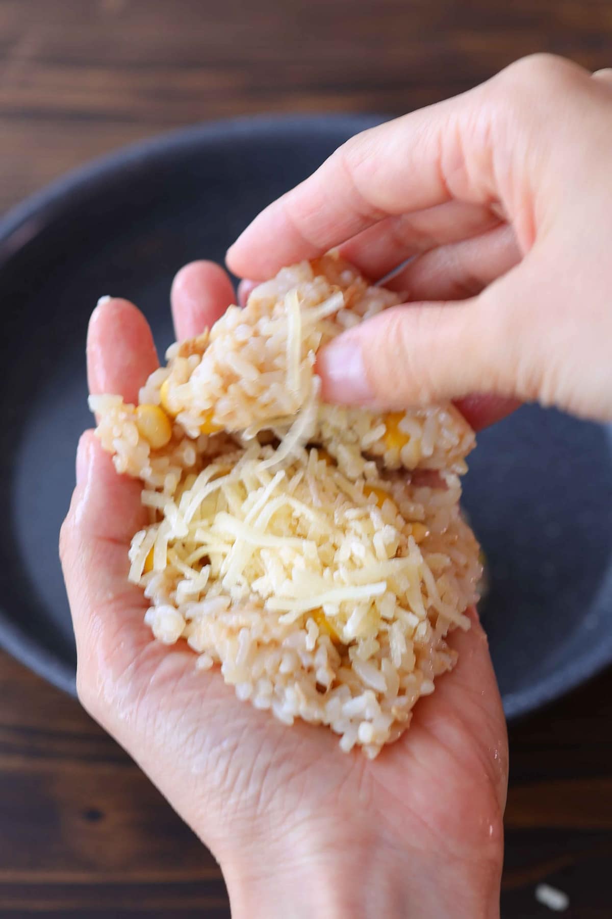 「ツナコーン入りチーズ焼きおにぎり」レシピ