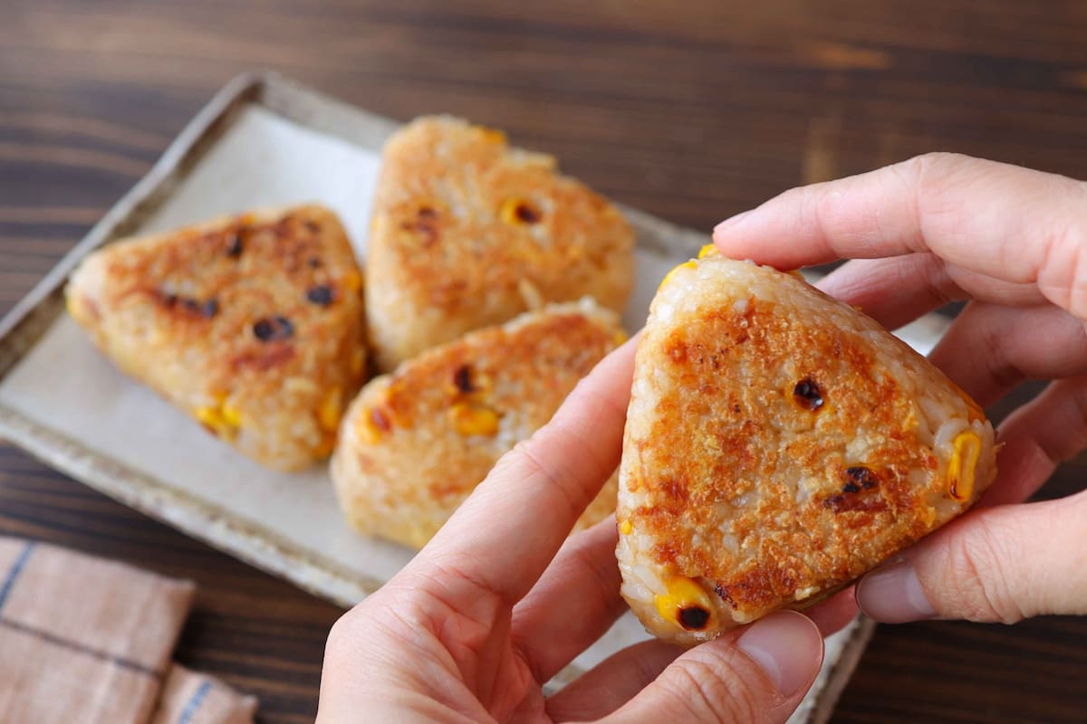 「ツナコーン入りチーズ焼きおにぎり」レシピ