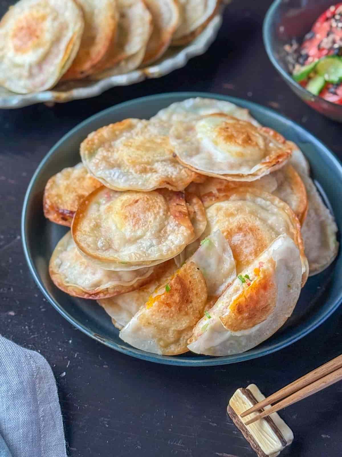 うさまるさん 鶏むね肉と冷凍豆腐の目玉焼き風カリカリ餃子
