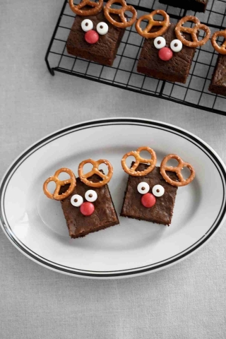 混ぜて焼くだけ！クリスマスに作りたい「トナカイのブラウニー」の簡単レシピ