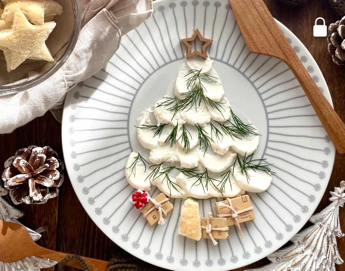 お皿に塗るだけで完成！アレンジ自在の「クリームチーズツリー」が楽しい♪