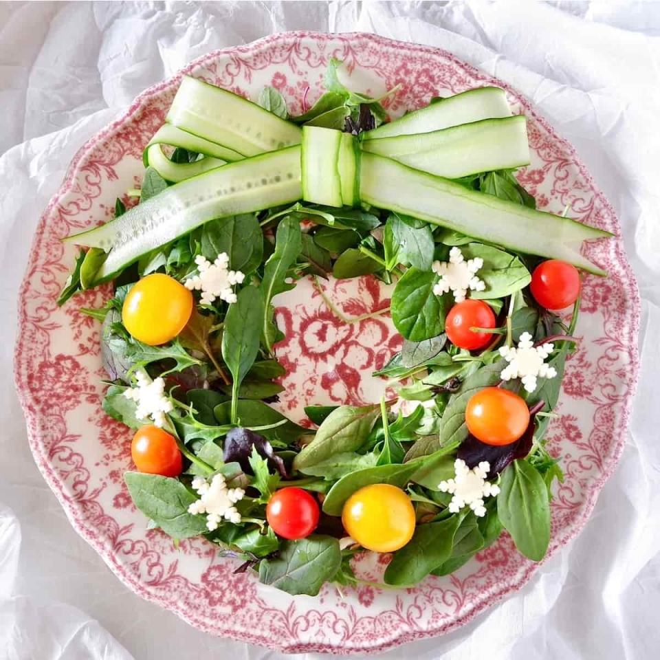 きゅうりのリボンがかわいい！「クリスマスリースサラダ」の作り方