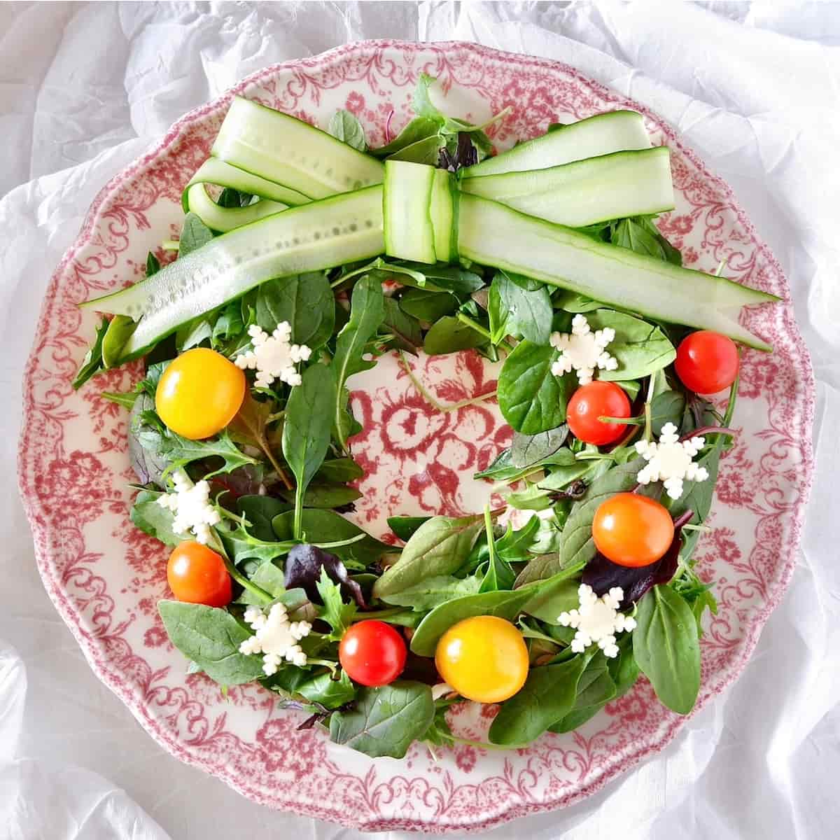 きゅうりのリボンがかわいい！「クリスマスリースサラダ」の作り方