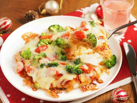 クリスマスにもおすすめ！やわらか鶏むね肉の“ピザ風チキン”レシピ