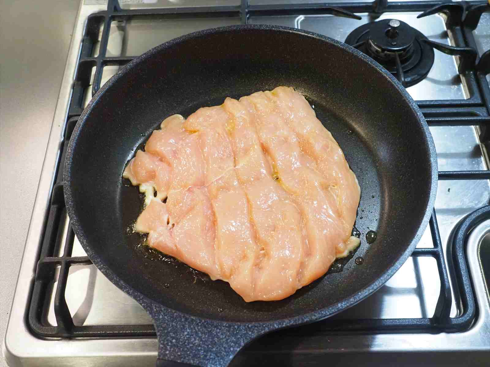 鶏むね肉のピザ風フライパン焼き