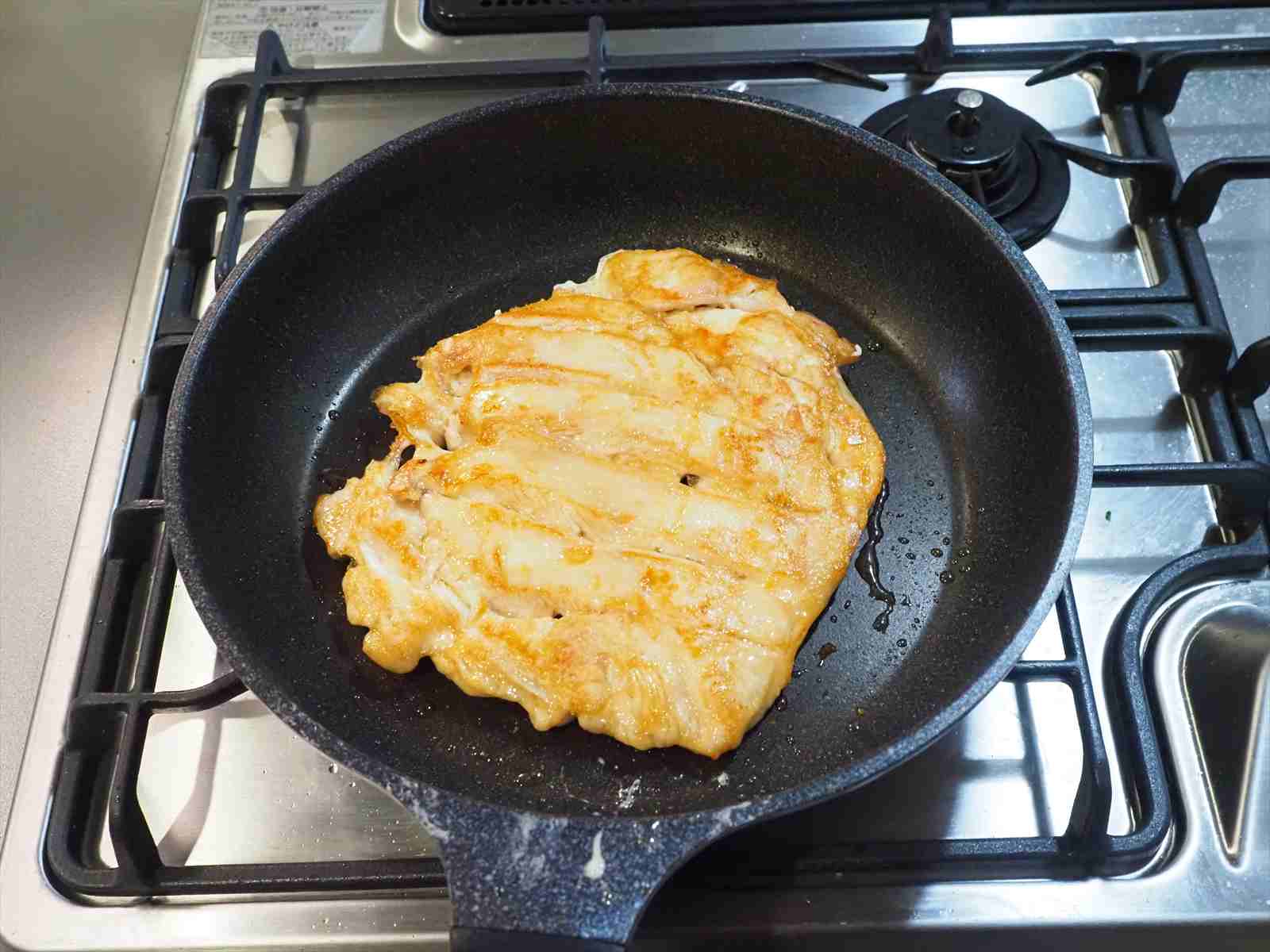 鶏むね肉のピザ風フライパン焼き