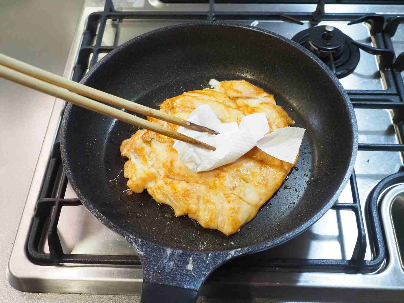 鶏むね肉のピザ風フライパン焼き