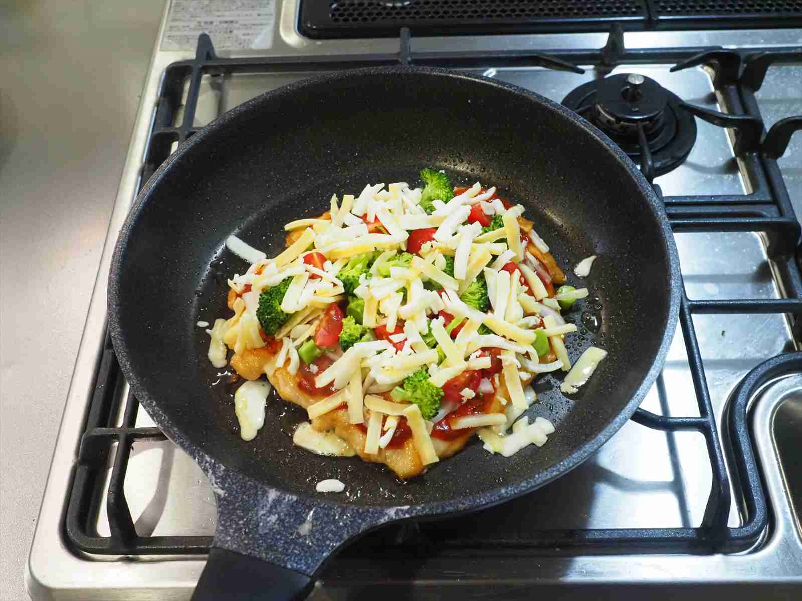 鶏むね肉のピザ風フライパン焼き