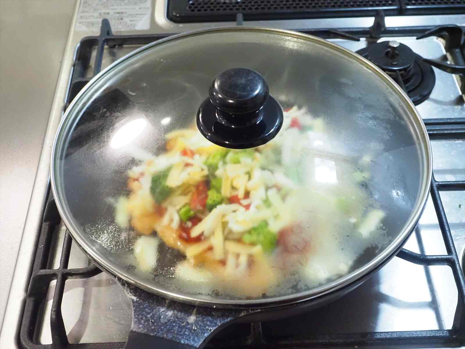 鶏むね肉のピザ風フライパン焼き