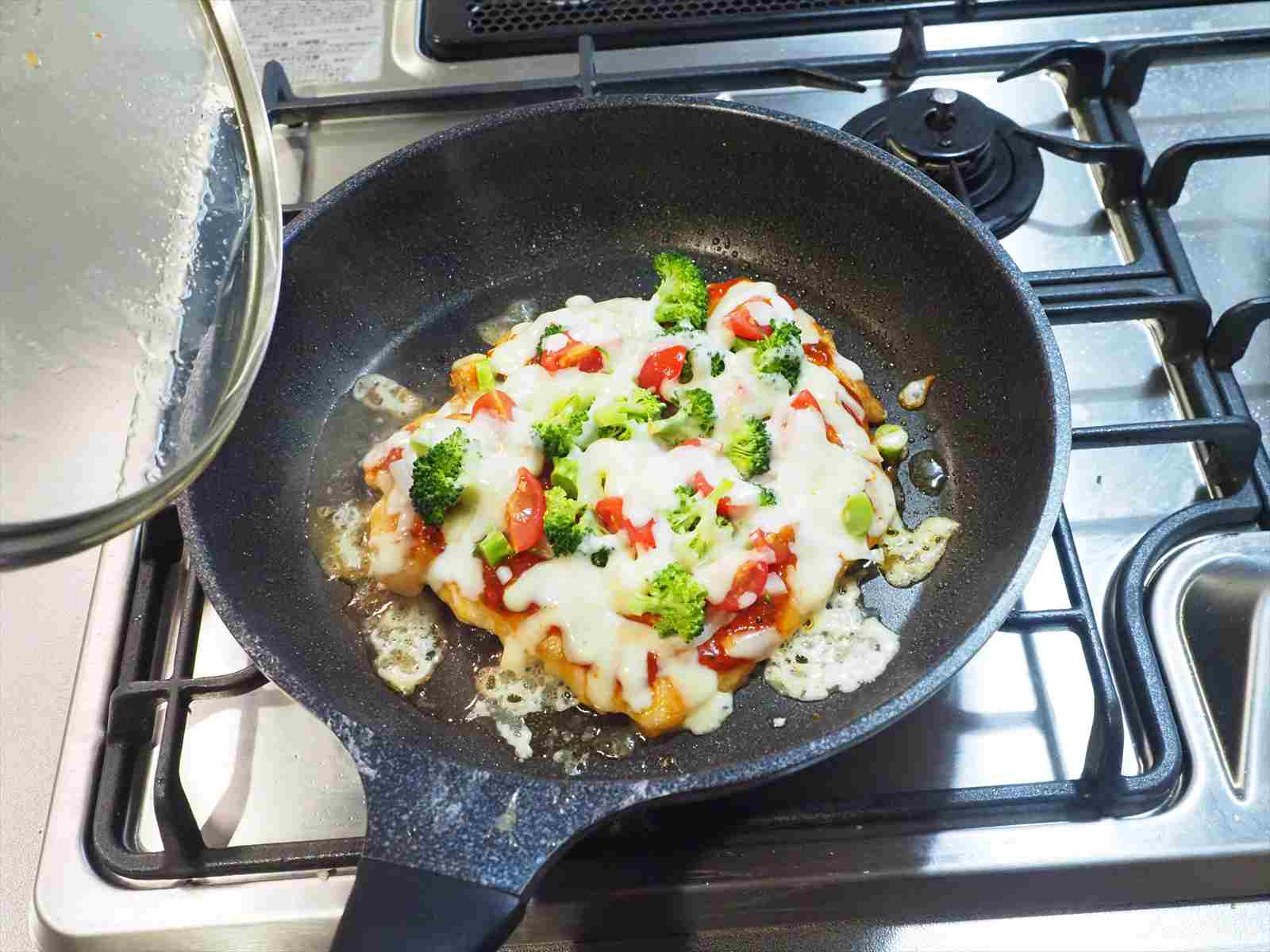 鶏むね肉のピザ風フライパン焼き