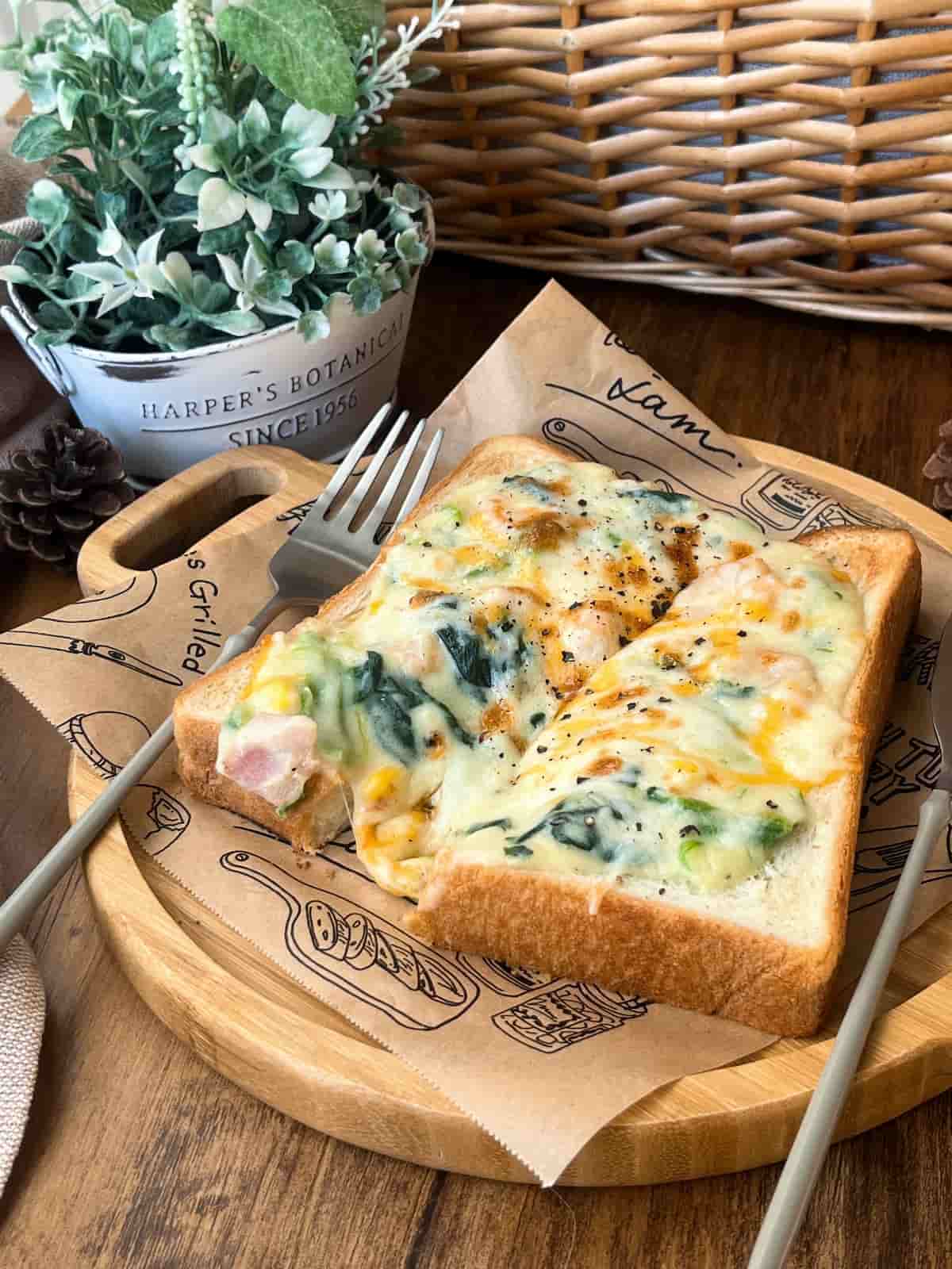 えびとほうれん草のグラタントースト