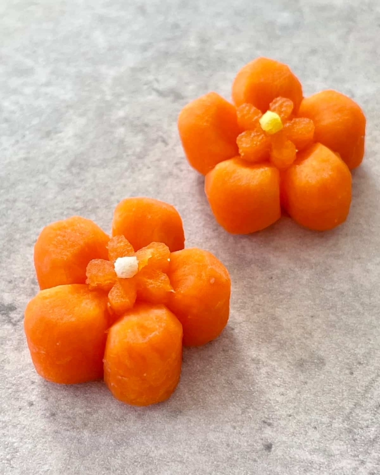 おせち料理を華やかに！「かわいいお花の飾り切り」の作り方