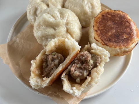 フライパンで作れる！底カリッ、中ジューシーの“焼き肉まん”が冬に最高♪