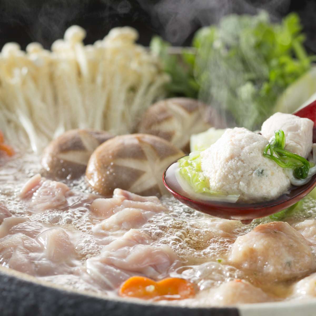 土鍋で煮込んだ鶏鍋