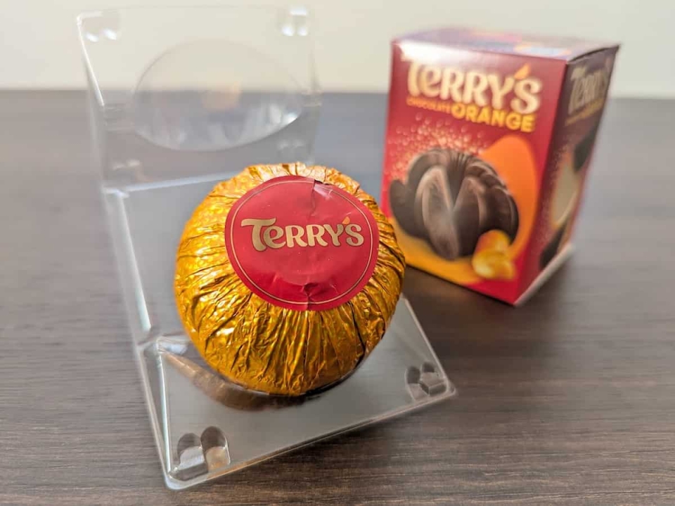 「叩きつけて食べる」って本当？カルディの「テリーズ チョコレートオレンジ」が楽しすぎる