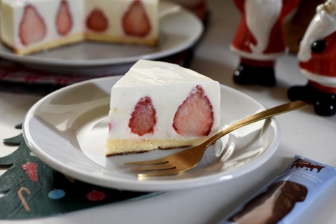 とろける口どけ♪スポンジ土台の「いちごのレアチーズケーキ」