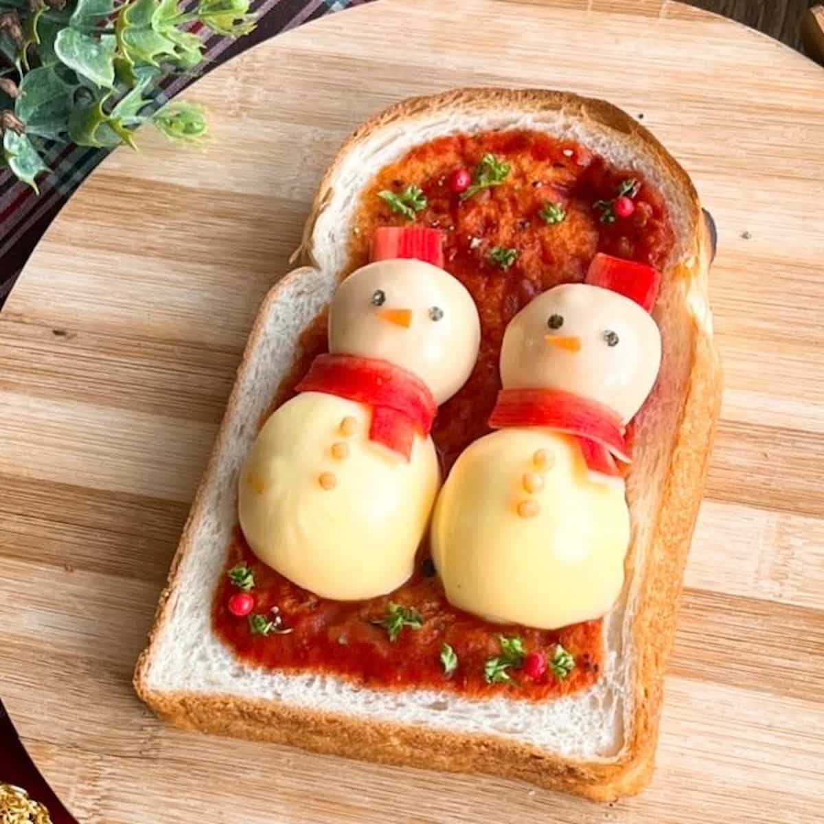 ゆで卵とミニトマトで作れる♪ころんとかわいい「なかよし雪だるまトースト」