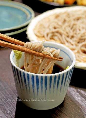 【JUNAさんおすすめ】年末の“家そば”が変わる！石臼挽き手打ち生そばギフトセットを実食