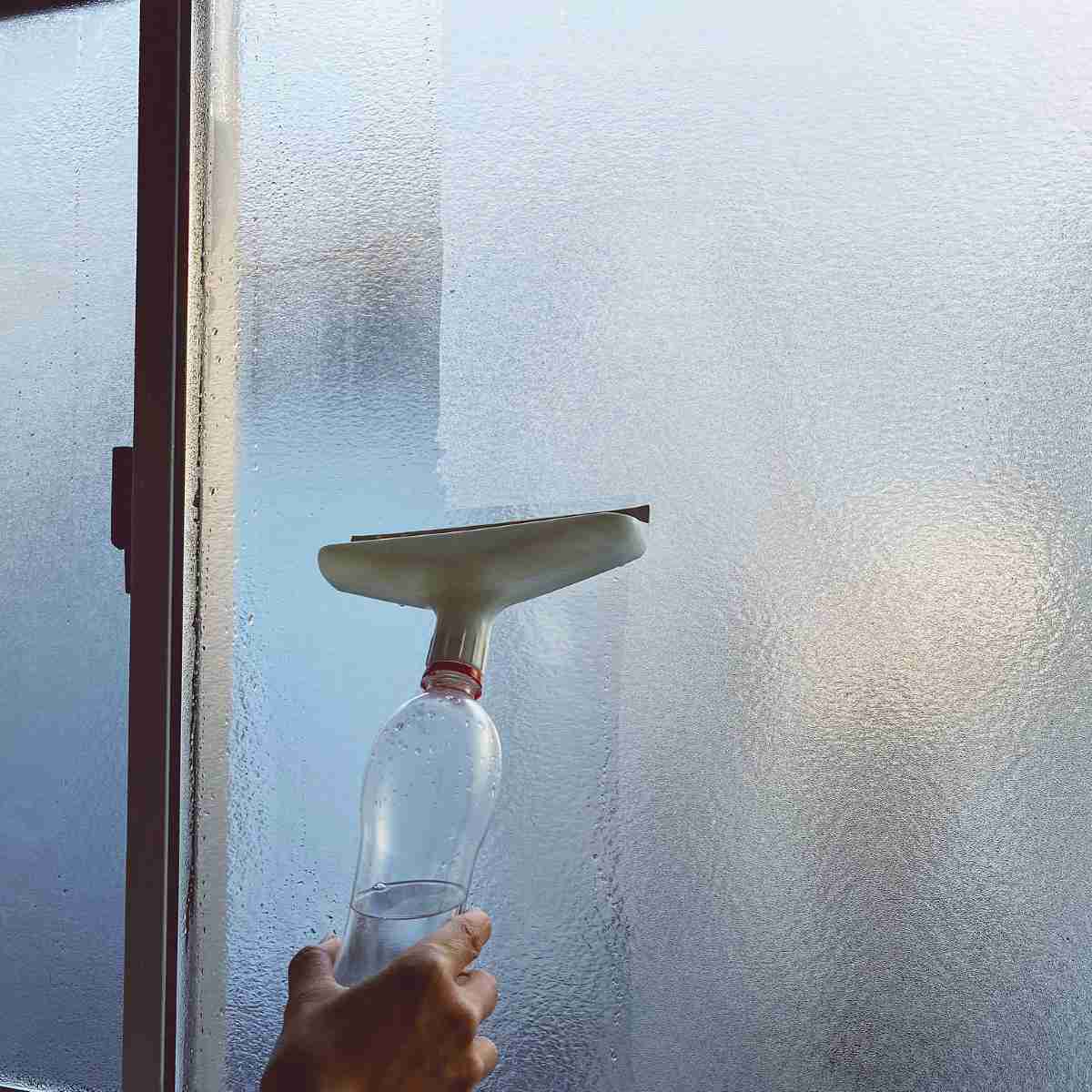 放置すると厄介！冬のお悩み「窓の結露」対策と除去方法