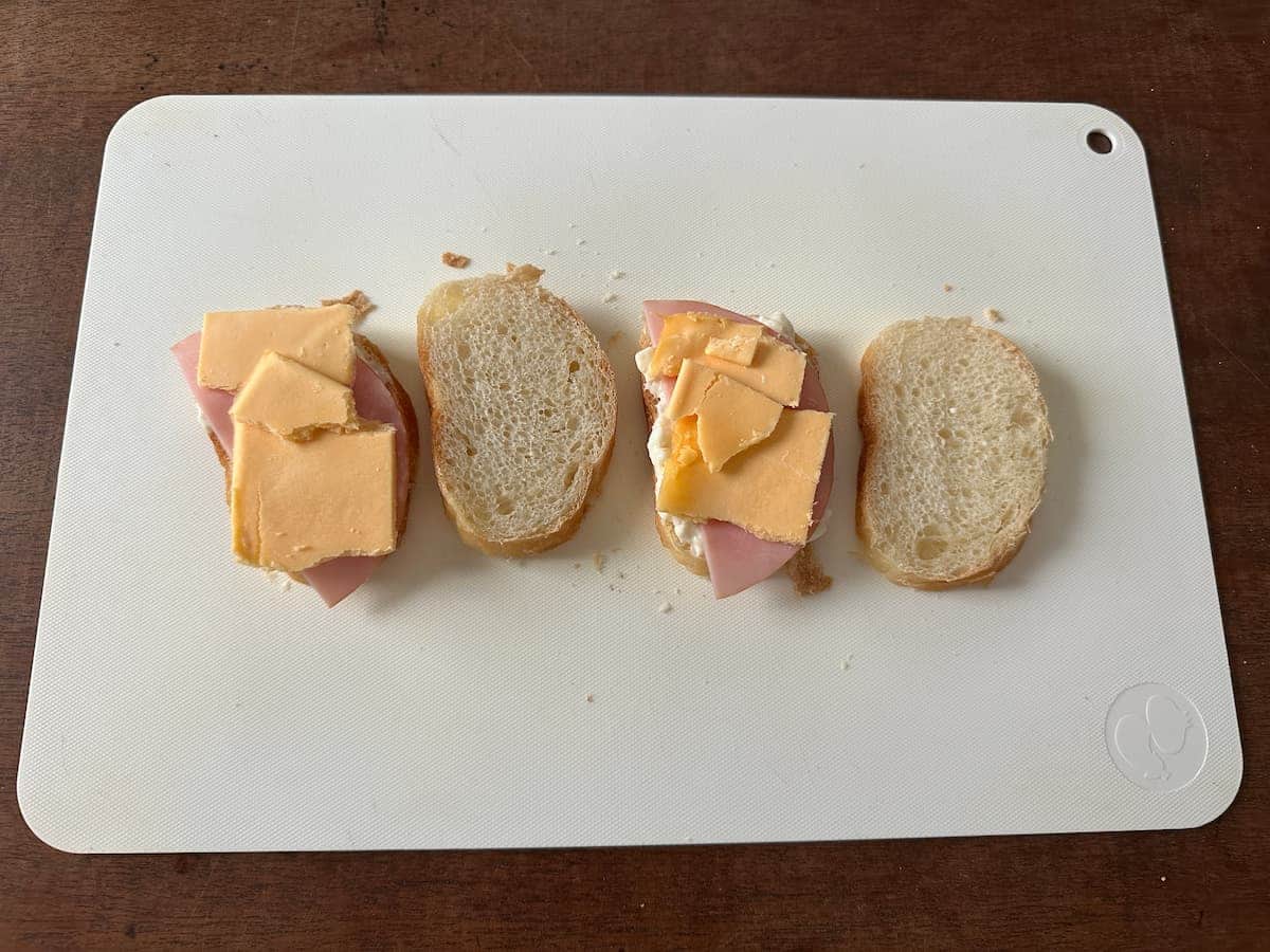 ハムとチーズをのせている写真