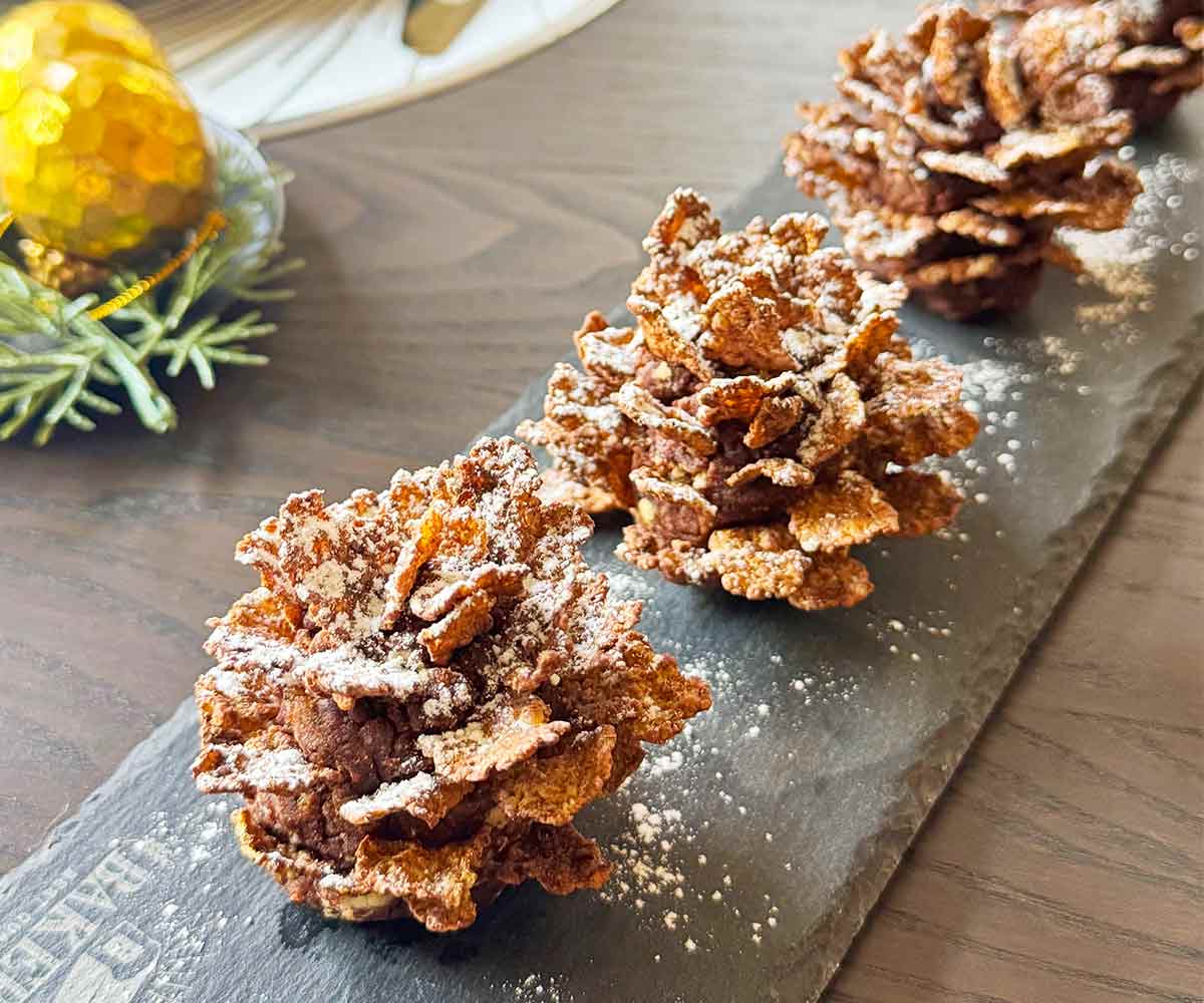 市販のカステラとコーンフレークで簡単♪「松ぼっくりチョコケーキ」がかわいすぎる