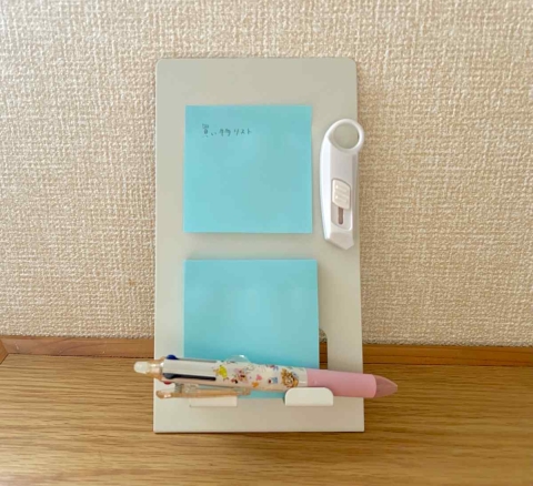 メモ帳とペンを一緒に収納できる！セリア「スチールメモスタンド」が便利