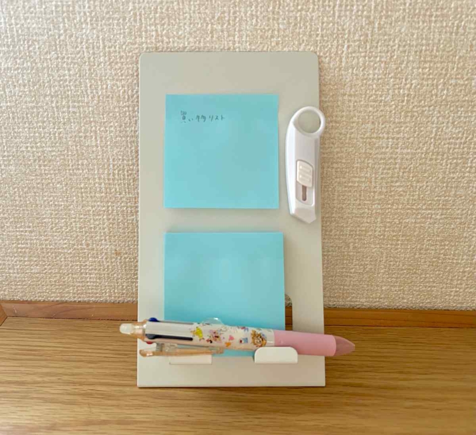 メモ帳とペンを一緒に収納できる！セリア「スチールメモスタンド」が便利