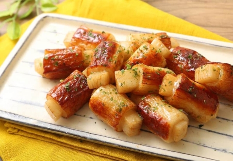 中はとろ〜り！食材2つで作れる「餅ちくわのバタぽん炒め」がSNSで大人気♪