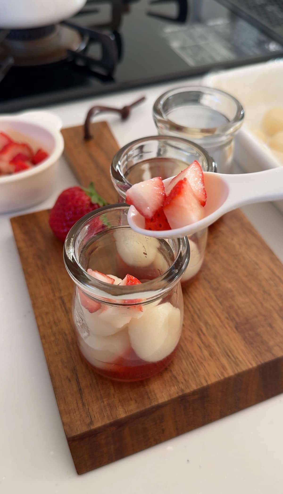 いちごと白玉だんごのパフェ