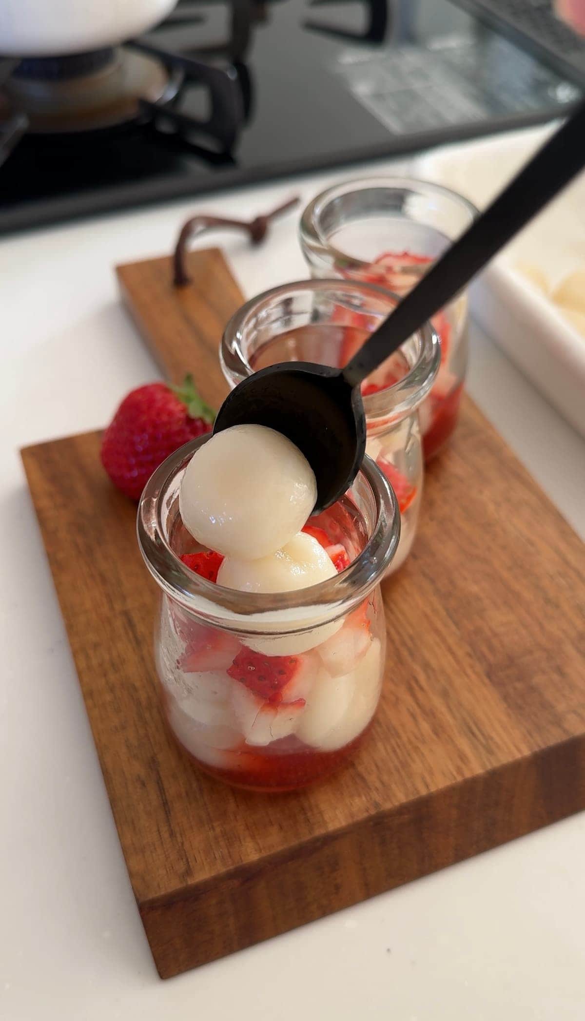 いちごと白玉だんごのパフェ