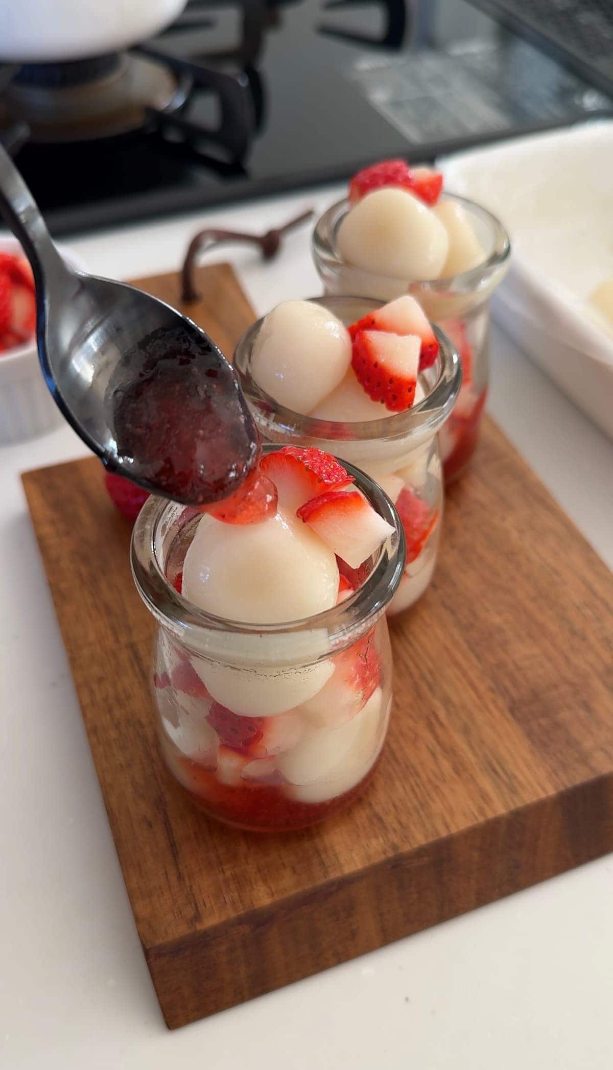 いちごと白玉だんごのパフェ