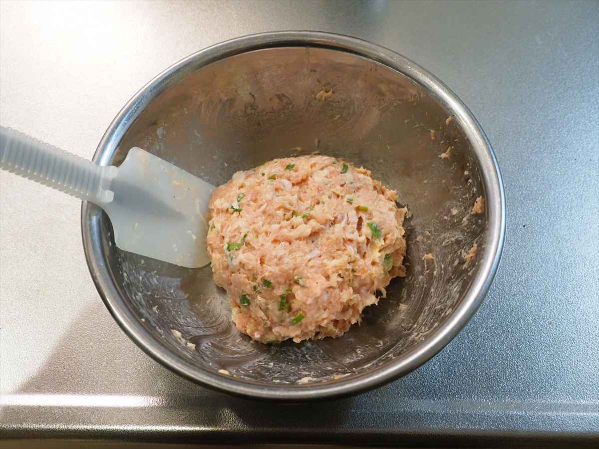 鶏団子と白菜の白湯風鍋